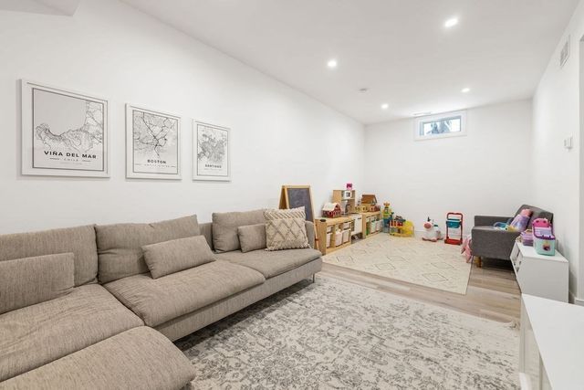 167 Chapel St 167, Newton, MA 02458