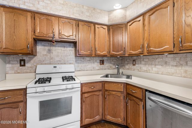 84 Diamond Lane, Old Bridge, NJ 08857