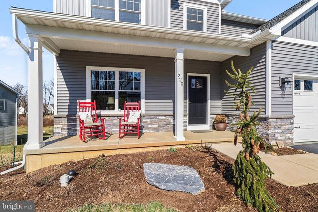 220 PEBBLE DR, Elizabethtown, PA 17022