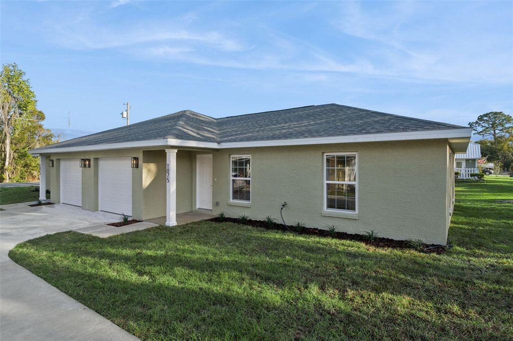 1075 N ROCKINGHAM AVENUE, Tavares, FL 32778