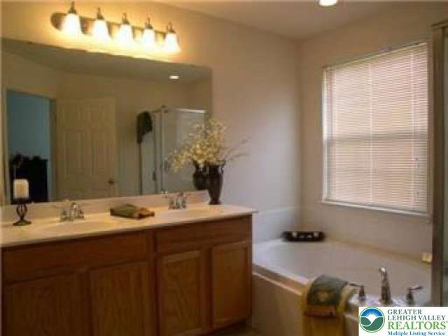 1073 Sparrow Way, Upper Macungie Twp, PA 18031
