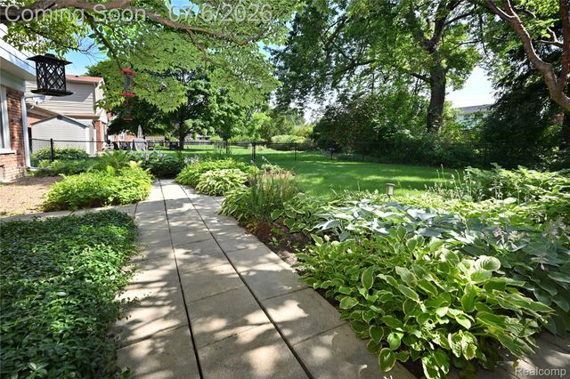 3798 Ledge Drive, Troy, MI 48084
