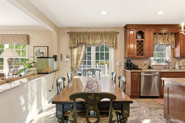 4 Peachtree Lane, Roslyn, NY 11576