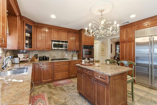 4 Peachtree Lane, Roslyn, NY 11576