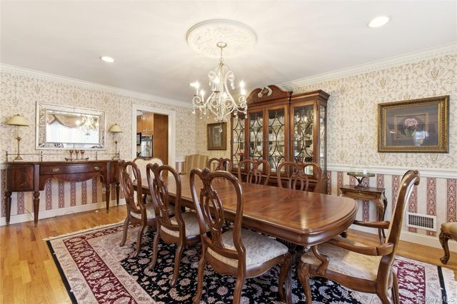 4 Peachtree Lane, Roslyn, NY 11576