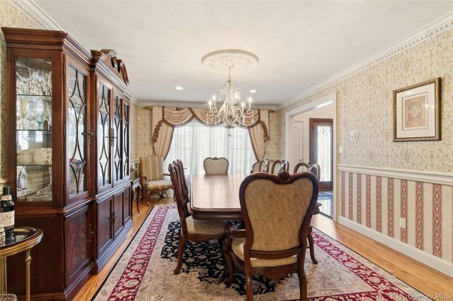 4 Peachtree Lane, Roslyn, NY 11576