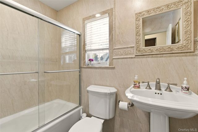 4 Peachtree Lane, Roslyn, NY 11576