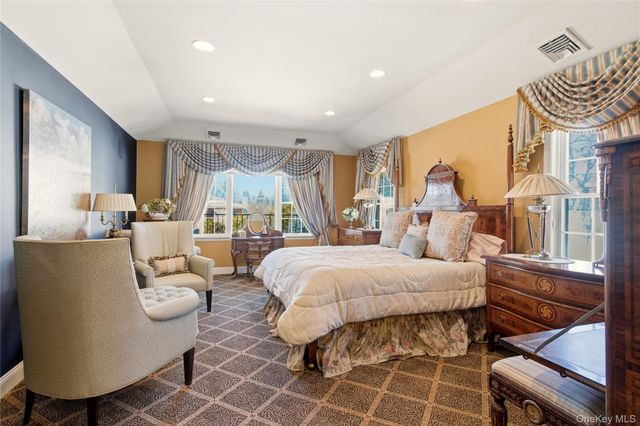 4 Peachtree Lane, Roslyn, NY 11576