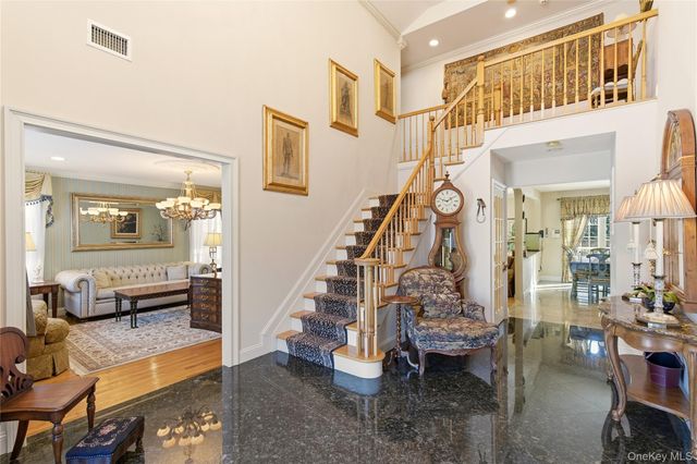 4 Peachtree Lane, Roslyn, NY 11576