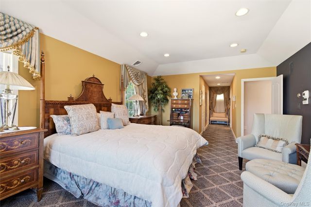 4 Peachtree Lane, Roslyn, NY 11576