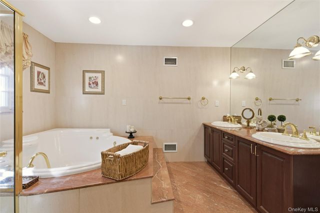 4 Peachtree Lane, Roslyn, NY 11576