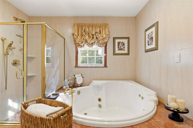 4 Peachtree Lane, Roslyn, NY 11576