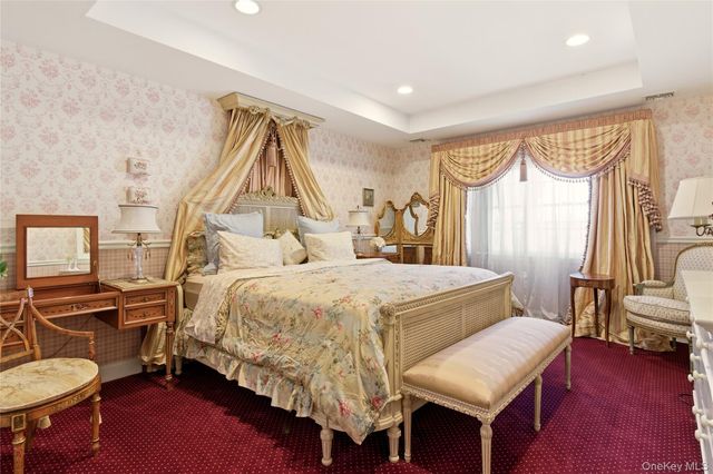 4 Peachtree Lane, Roslyn, NY 11576