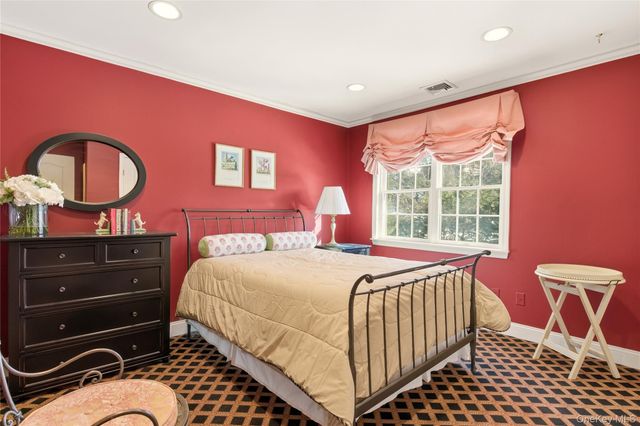 4 Peachtree Lane, Roslyn, NY 11576