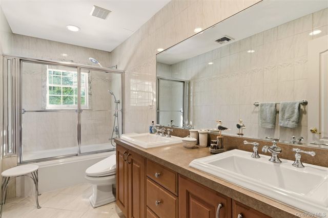 4 Peachtree Lane, Roslyn, NY 11576