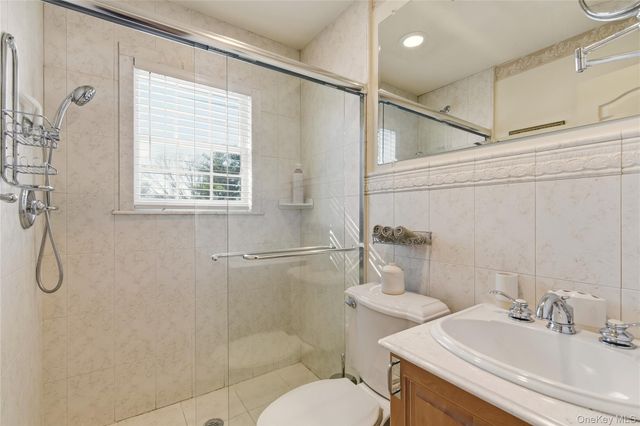 4 Peachtree Lane, Roslyn, NY 11576