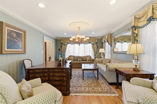 4 Peachtree Lane, Roslyn, NY 11576