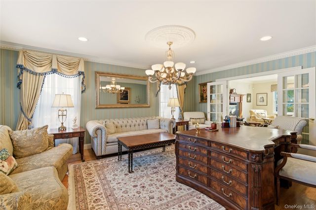 4 Peachtree Lane, Roslyn, NY 11576