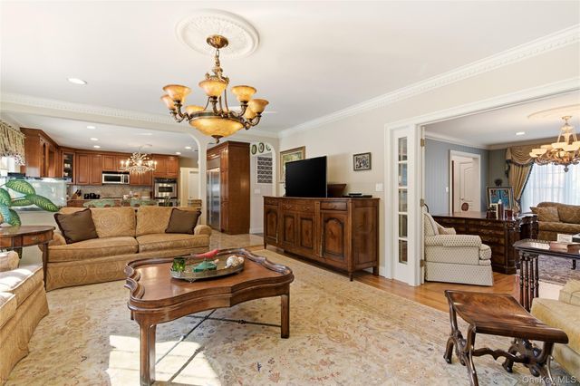 4 Peachtree Lane, Roslyn, NY 11576