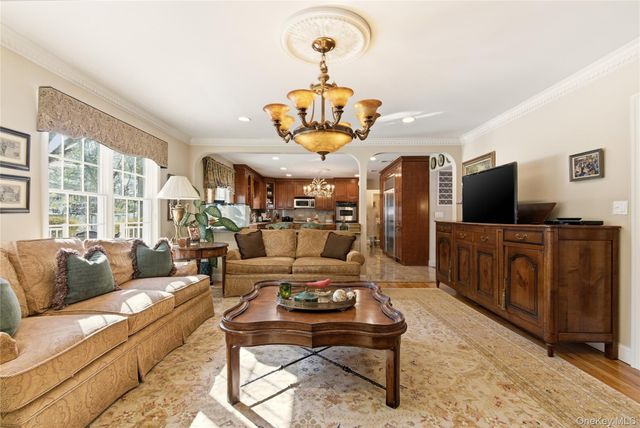 4 Peachtree Lane, Roslyn, NY 11576