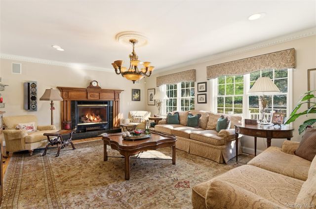 4 Peachtree Lane, Roslyn, NY 11576