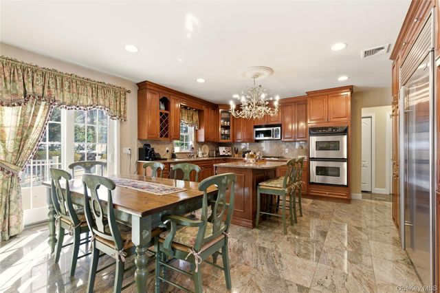 4 Peachtree Lane, Roslyn, NY 11576