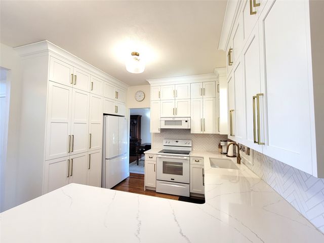 3023 E Cutler Avenue, Des Moines, IA 50320