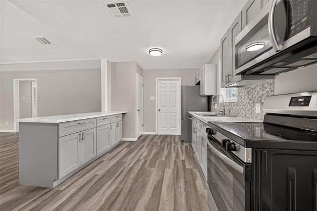 2013 Long Dr, Richmond, TX 77469