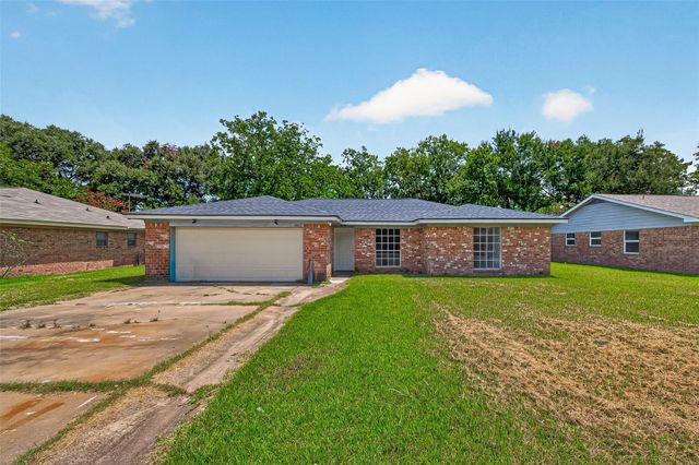 2013 Long Dr, Richmond, TX 77469