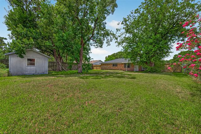 2013 Long Dr, Richmond, TX 77469