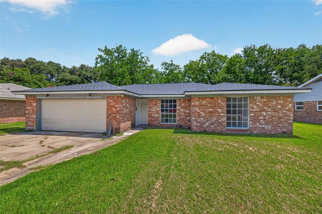 2013 Long Dr, Richmond, TX 77469
