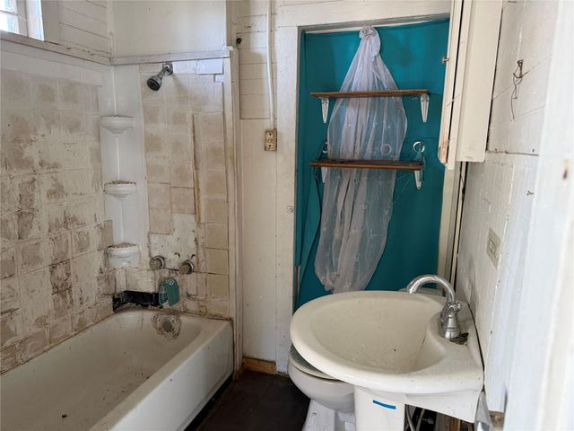 1109 Pecos ST, Lockhart, TX 78644