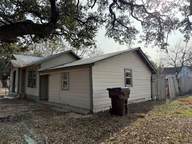1109 Pecos ST, Lockhart, TX 78644