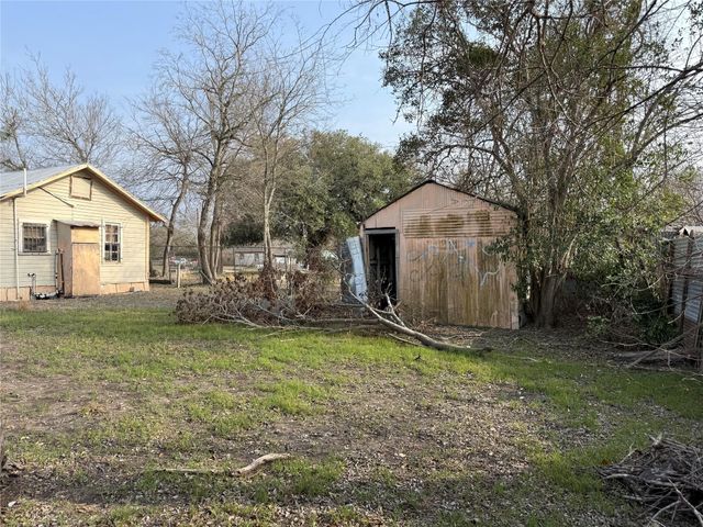 1109 Pecos ST, Lockhart, TX 78644