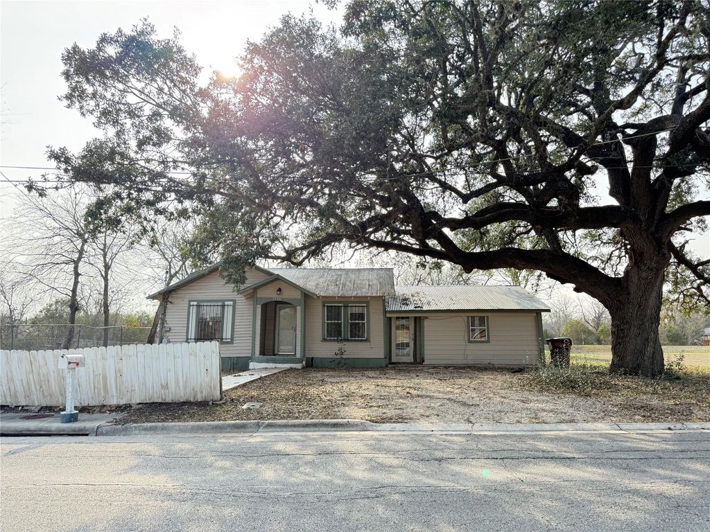 1109 Pecos ST, Lockhart, TX 78644
