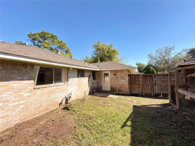 6406 Tall Willow Drive, Houston, TX 77088