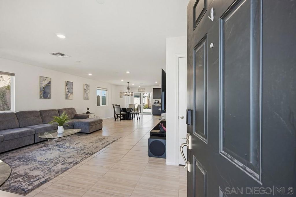 Image 5 of property listing at 32046 Prairie Crossing Dr, Winchester, CA 92596