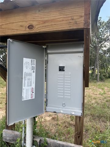 1031 Hollybrook Drive, Inez, TX 77968