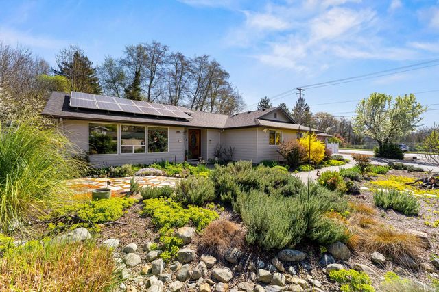 620 NW Morgan Lane, Grants Pass, OR 97526