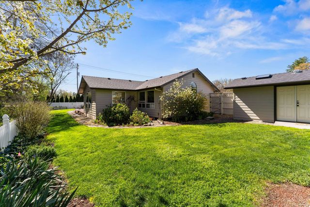 620 NW Morgan Lane, Grants Pass, OR 97526