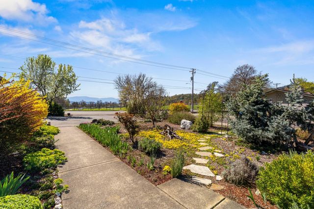 620 NW Morgan Lane, Grants Pass, OR 97526