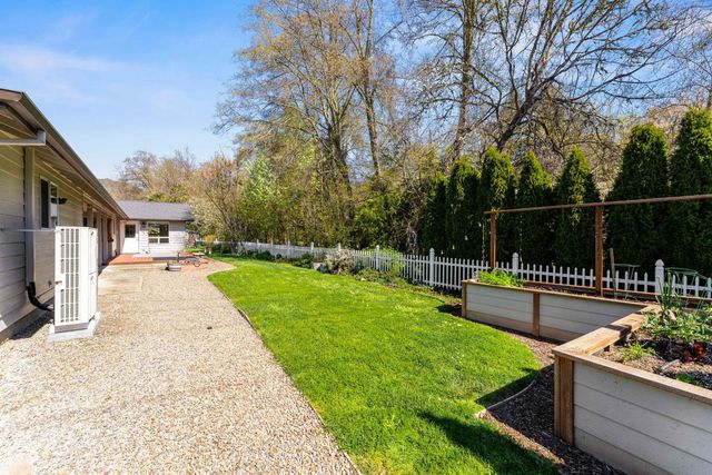 620 NW Morgan Lane, Grants Pass, OR 97526