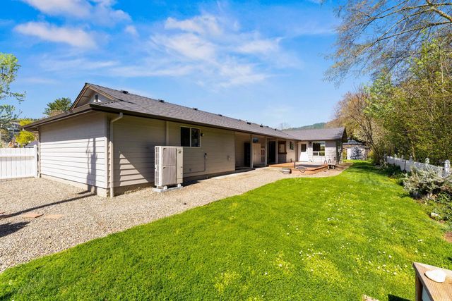 620 NW Morgan Lane, Grants Pass, OR 97526