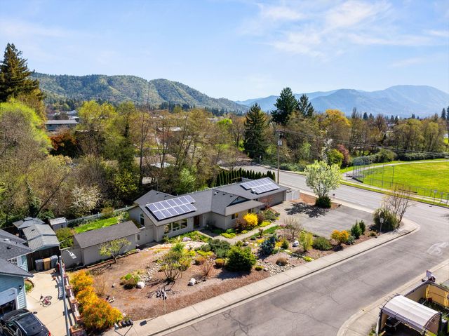 620 NW Morgan Lane, Grants Pass, OR 97526