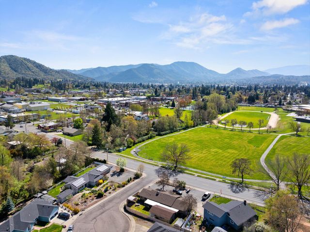 620 NW Morgan Lane, Grants Pass, OR 97526