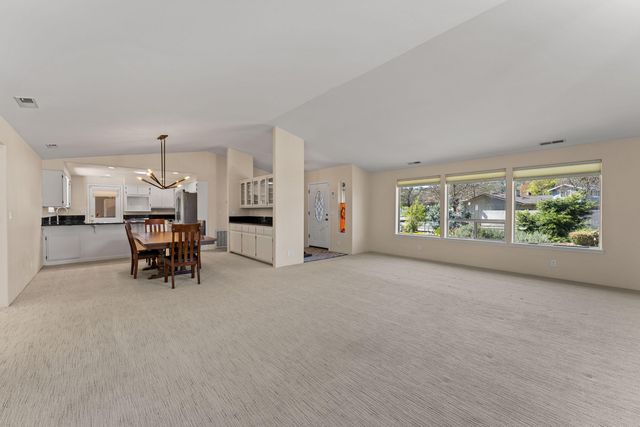 620 NW Morgan Lane, Grants Pass, OR 97526