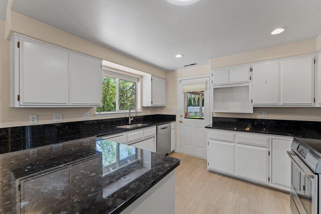 620 NW Morgan Lane, Grants Pass, OR 97526