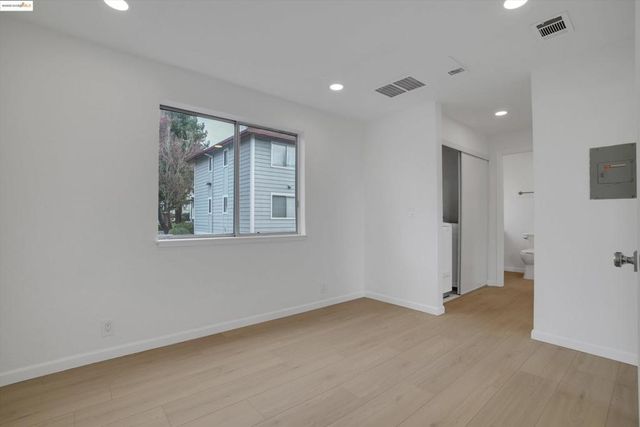 29621 Red Oak Ct 6, Hayward, CA 94544