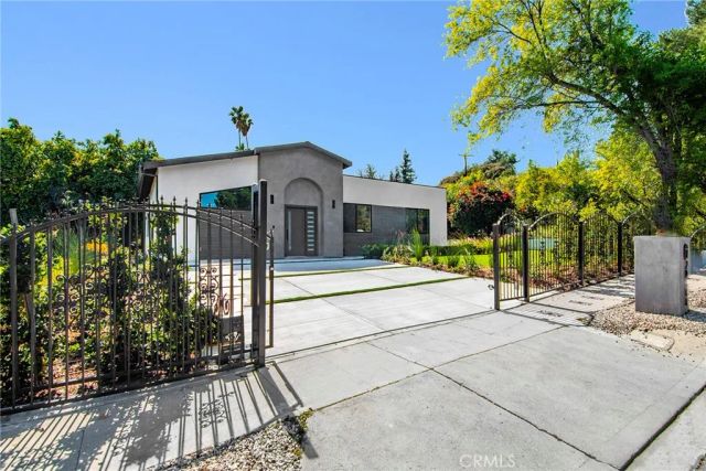 20100 Hatteras Street, Woodland Hills, CA 91367