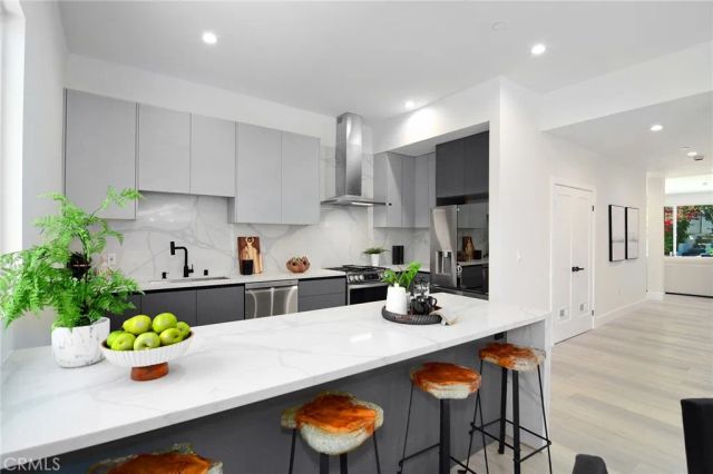 20100 Hatteras Street, Woodland Hills, CA 91367